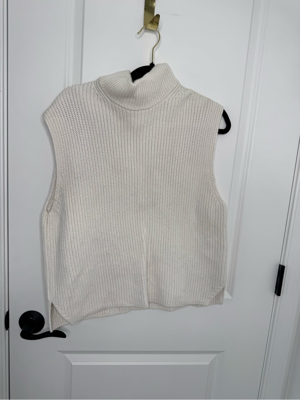 Abercrombie & Fitch Cream Sleeveless Turtleneck Sweater Vest medium